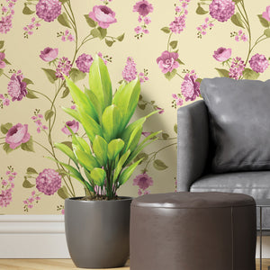 Papel tapiz beige con flores rosas